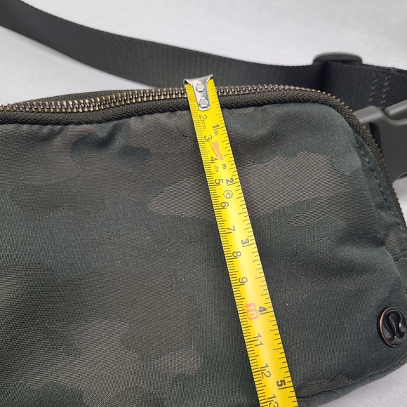 Lululemon Everywhere Belt Bag Heritage Camo Jacquard Dark Olive Sargent Green OG - Picture 13 of 16